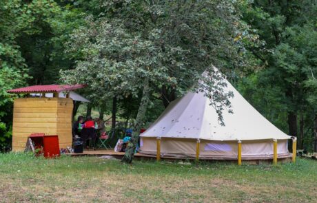 camping-aupres-de-mon-arbre-tente-meublee-exterieur-min