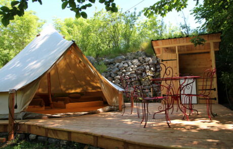 camping-aupres-de-mon-arbre-tente-meublee-exterieur-terrasse