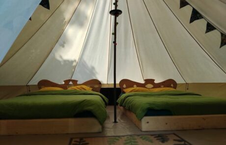 camping-aupres-de-mon-arbre-tente-meublee-interieur-lit