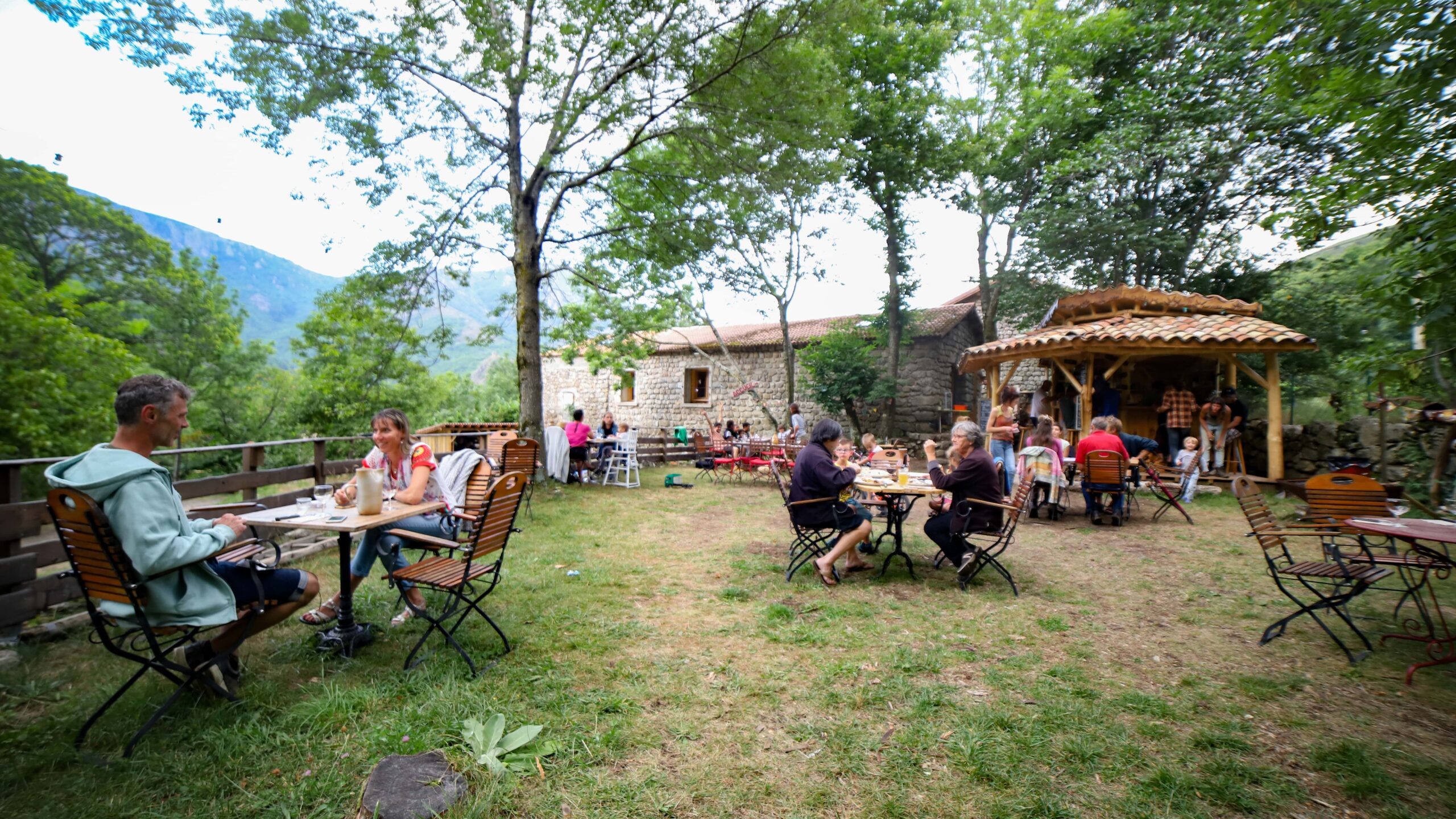 photo-aupres-de-mon-arbre-camping-ardeche-page-accueil-espace-guinguette